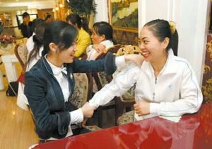 在重庆家富富侨做泰式保健可以摸技师的身体吗？