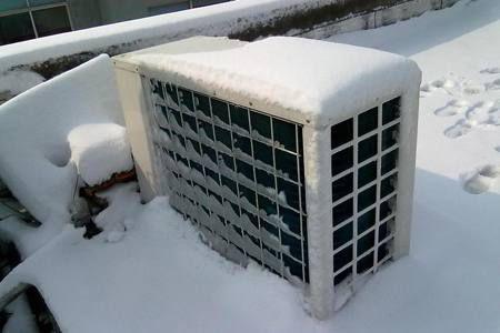 冬季空调制热时，室外机冒热气，漏水是怎么回事？